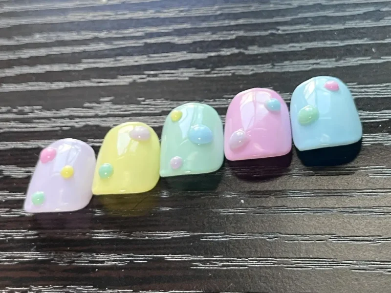 パステルカラーで楽しむ、3Dドットネイル