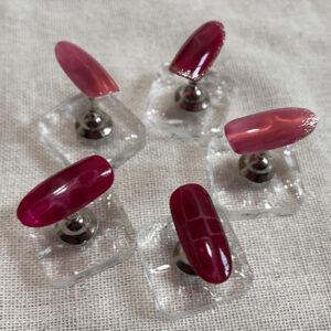 関内・馬車道のボルドーカラーに繊細ラインを入れたジェルネイルデザイン