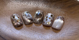 関内・馬車道のブラウンベースに星とハートをあしらったジェルネイルデザイン