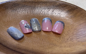 関内・馬車道のくすみピンクとグレージュを使ったハートモチーフのジェルネイルデザイン