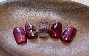 関内・馬車道のボルドーを基調にしたラメとホログラムのジェルネイルデザイン