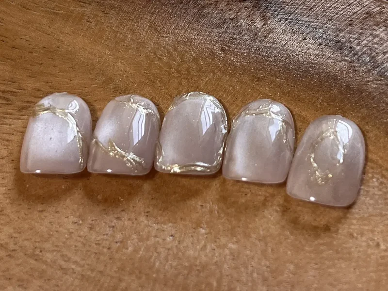 上品ベージュの大人ニュアンスネイル