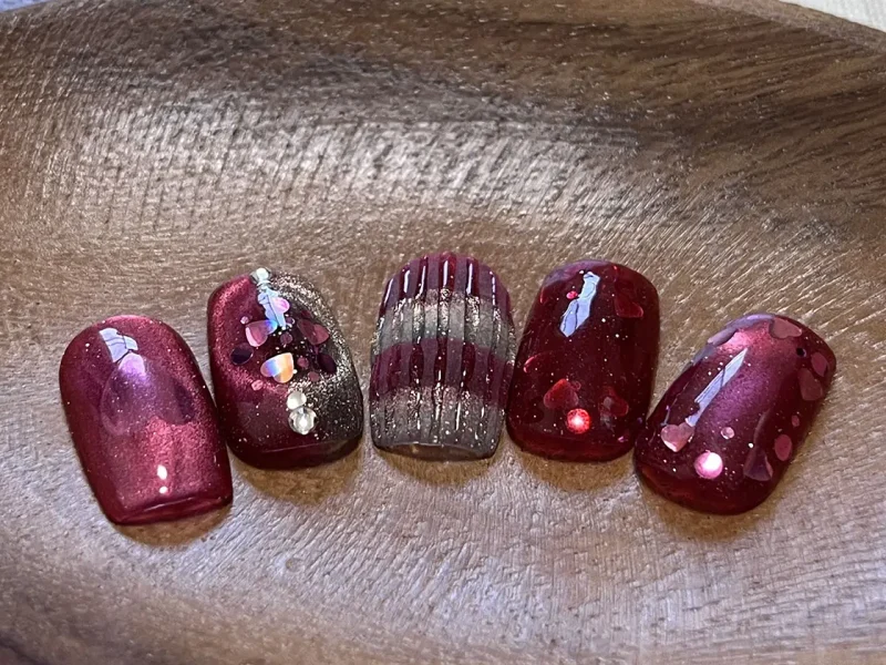 ボルドー×きらめきの華やかジェルネイル