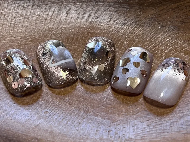 星とハートがきらめく大人ブラウンネイル