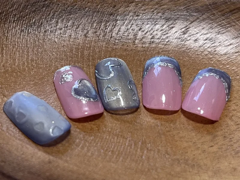 くすみピンク×グレージュのハートネイル