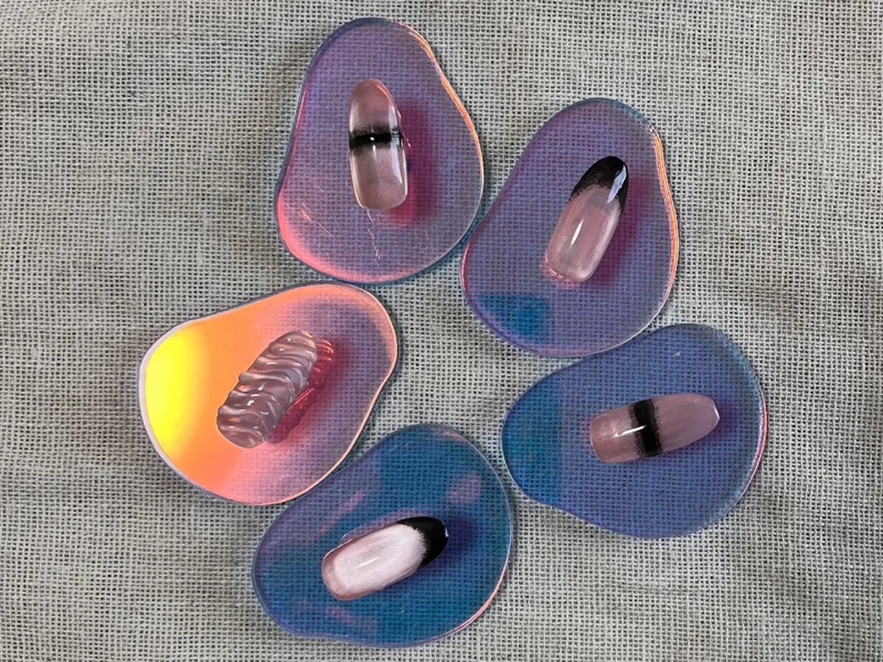 くすみピンクのモードニュアンスネイル