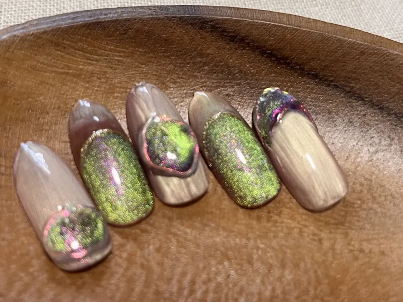 偏光ラメが輝くニュアンスネイルデザイン