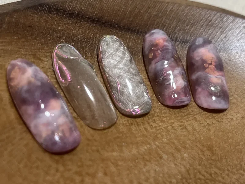 くすみピンクとマグネットの奥行きニュアンスネイル