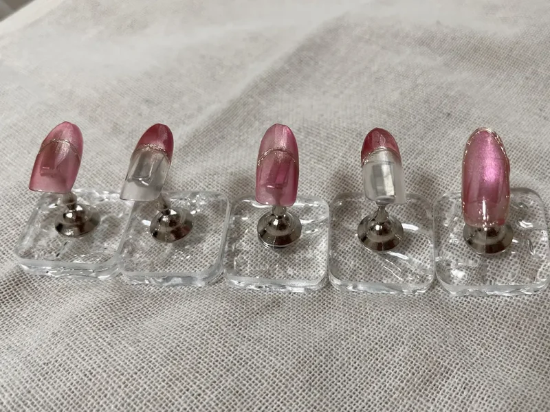 艶と奥行きを楽しむマグネットネイルデザイン