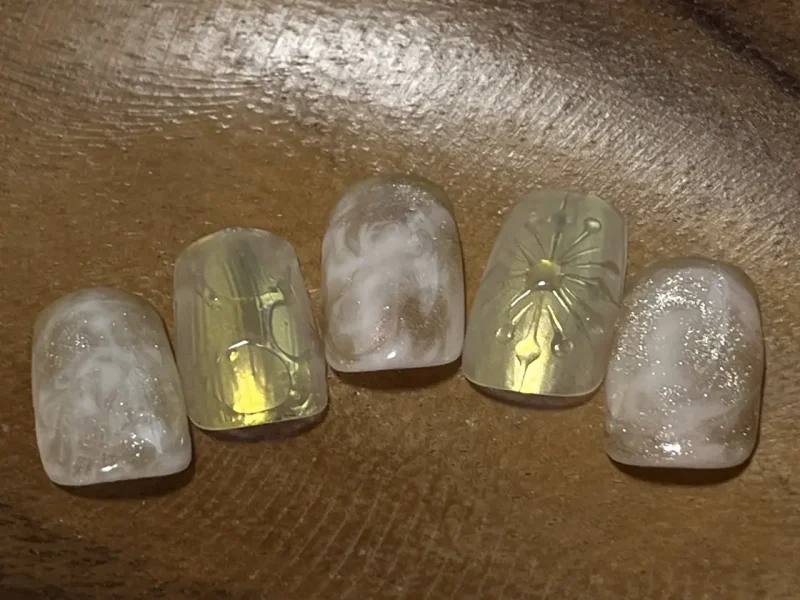 乳白ニュアンスにゴールドが映える上品ジェルネイル