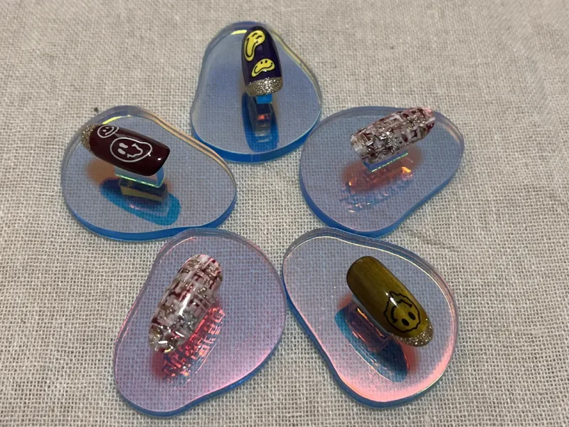 スマイルアート×ツイードの遊び心ネイルデザイン