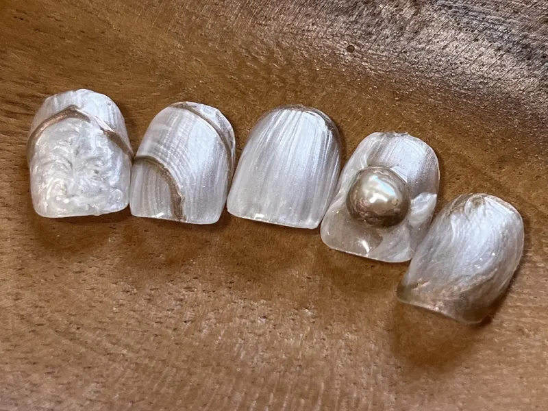 上品なホワイトニュアンスネイルデザイン