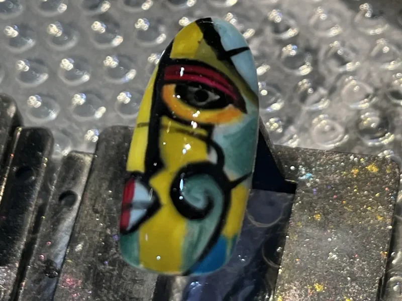 イエローが主役のキュビズムアートネイル