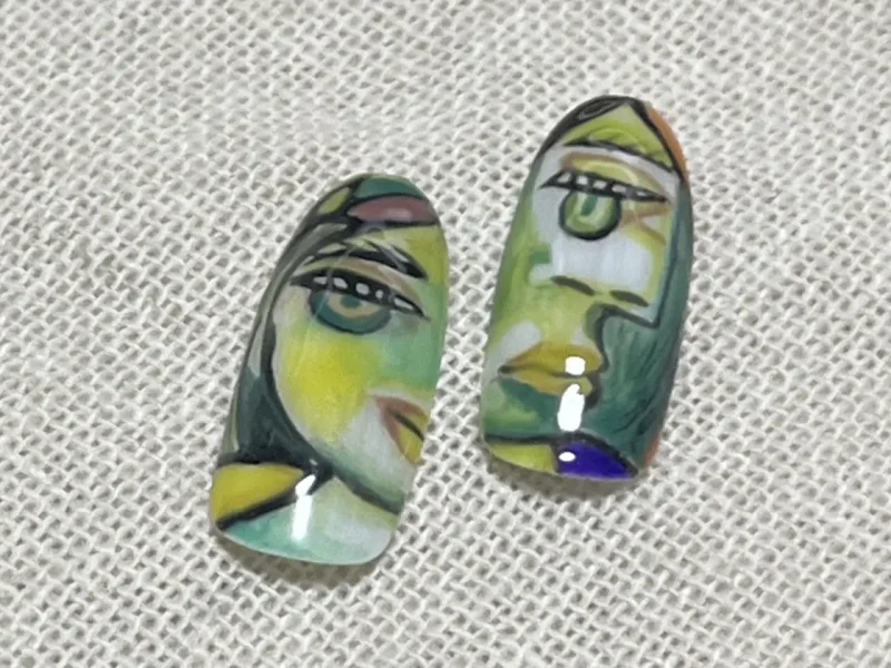 静と構築美を纏う、キュビズムアートネイル