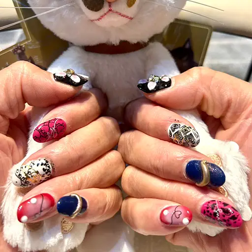 個性を楽しむミックスアートネイル